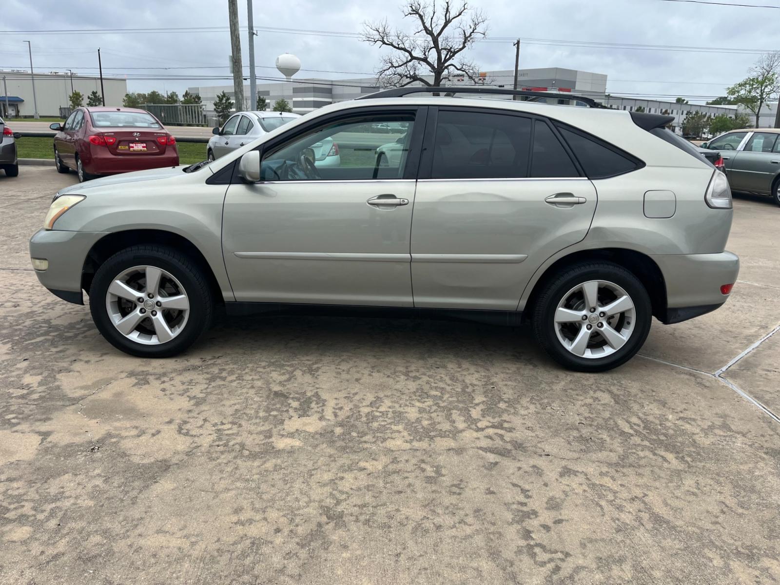 2004 SILVER /TAN Lexus RX 330 (JTJGA31U340) with an 3.3 engine, Automatic transmission, located at 14700 Tomball Parkway 249, Houston, TX, 77086, (281) 444-2200, 29.928619, -95.504074 - Photo #3